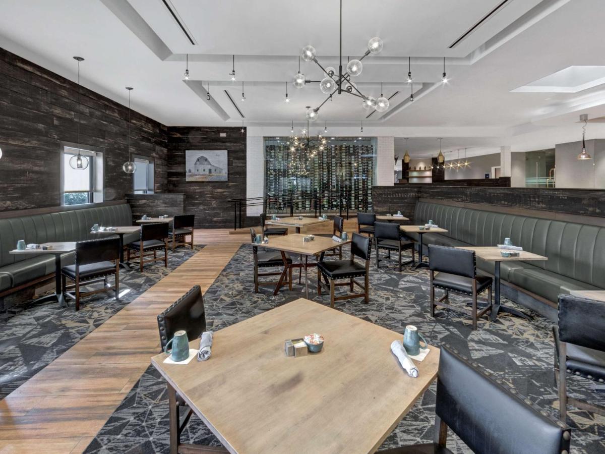 DoubleTree by Hilton Wichita Airport - Housity