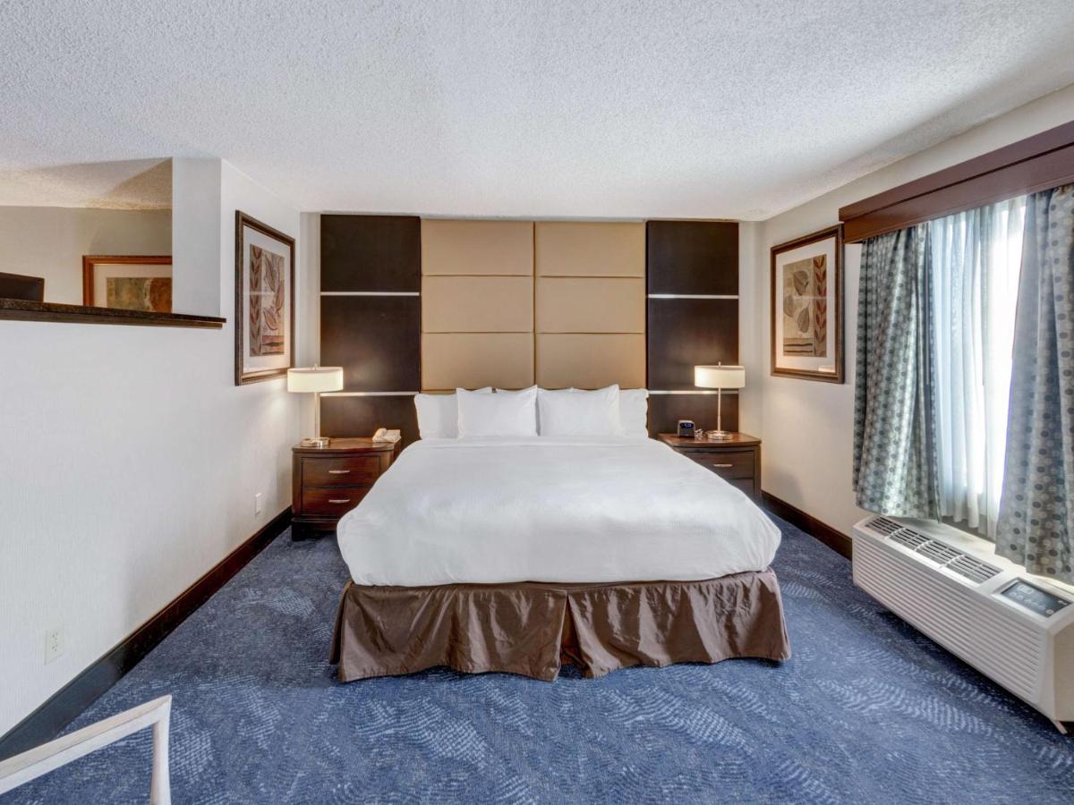 DoubleTree by Hilton Wichita Airport - Housity
