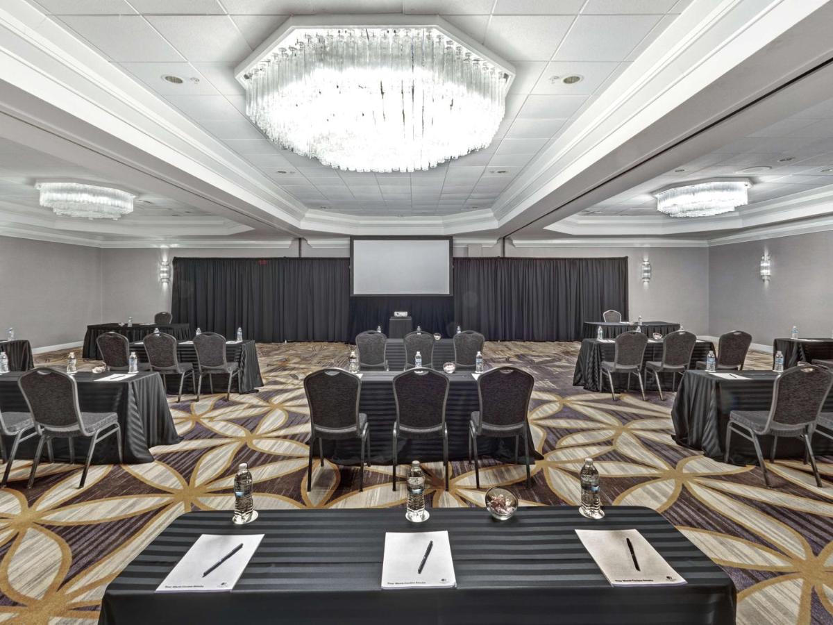 DoubleTree by Hilton Wichita Airport - Housity
