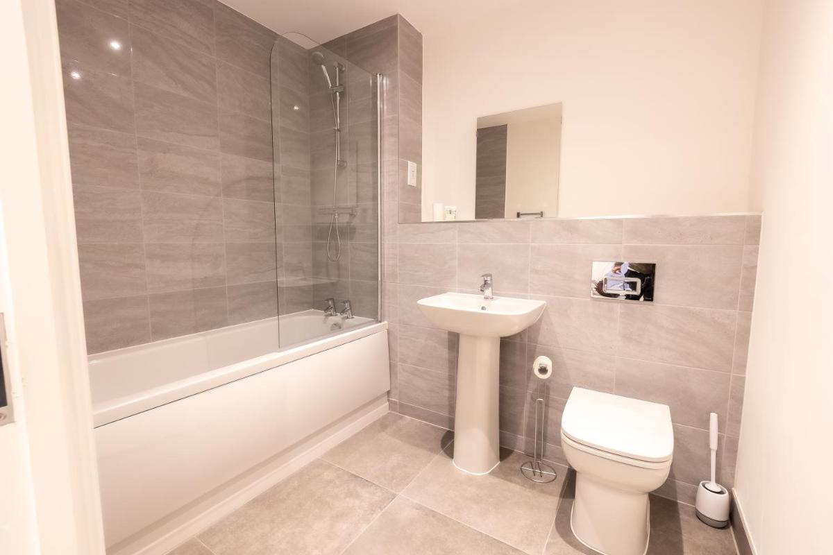 Pristine 1 and 2 bedroom apartments near business district, walking distance to city centre, free internet & complimentary parking by Sojo Stay - Housity