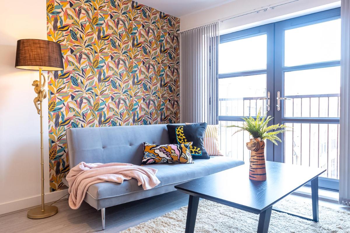 Pristine 1 and 2 bedroom apartments near business district, walking distance to city centre, free internet & complimentary parking by Sojo Stay - Housity