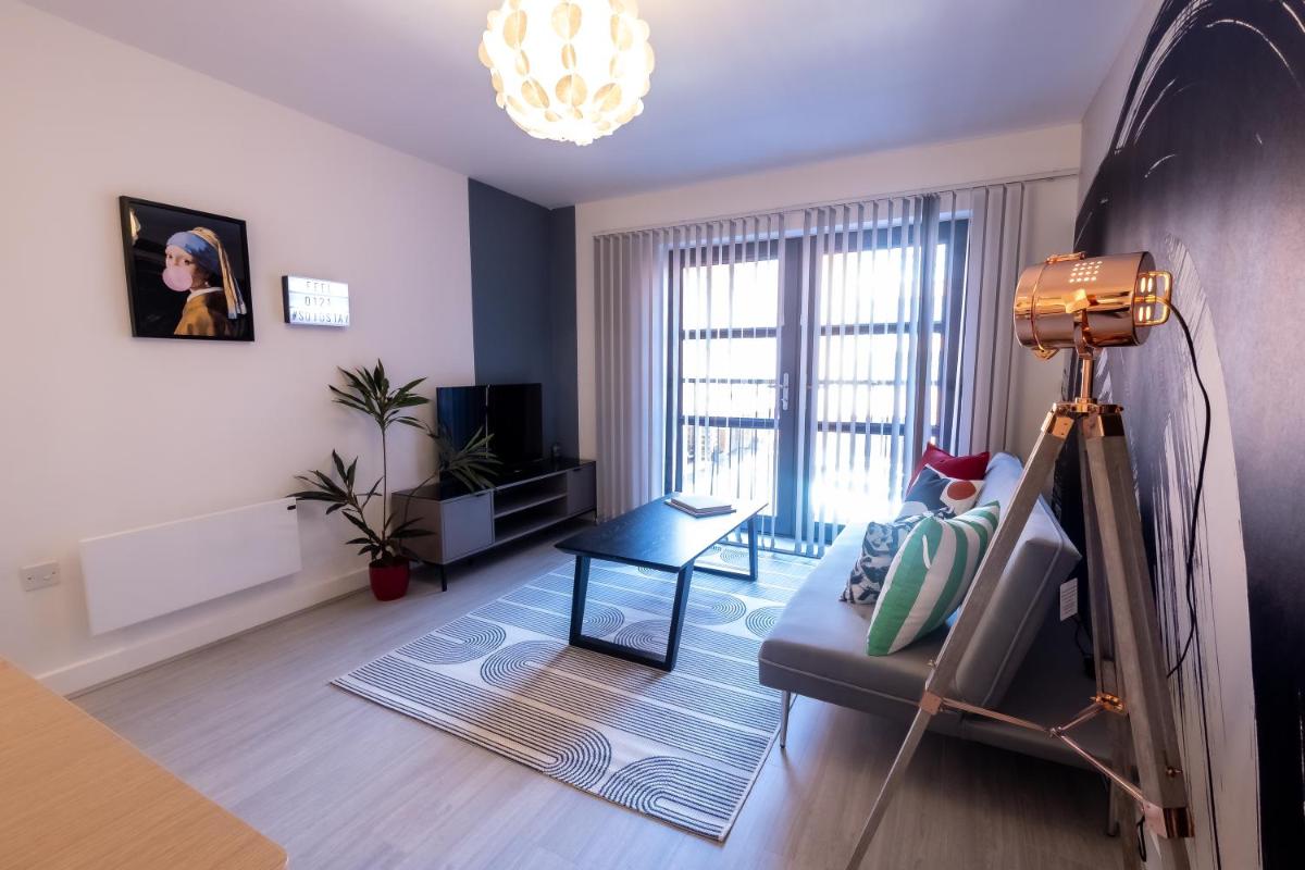 Pristine 1 and 2 bedroom apartments near business district, walking distance to city centre, free internet & complimentary parking by Sojo Stay - Housity