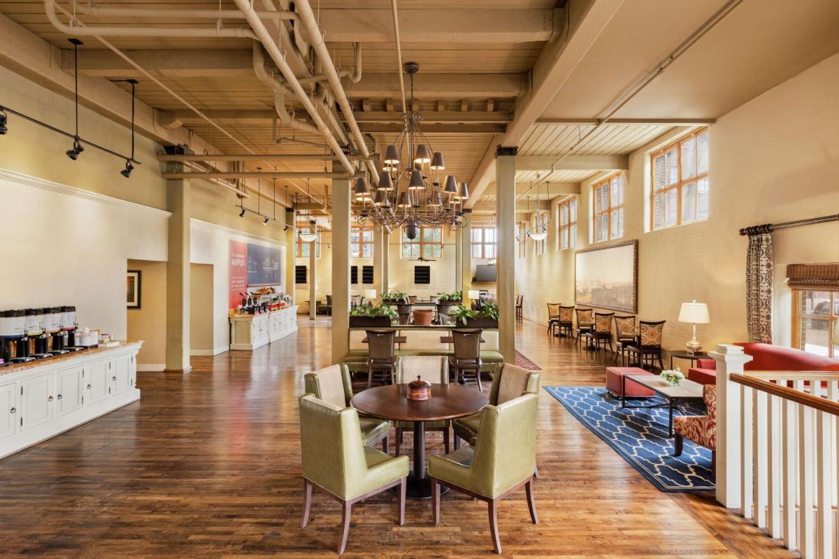 Hampton Inn and Suites New Orleans Convention Center - Housity