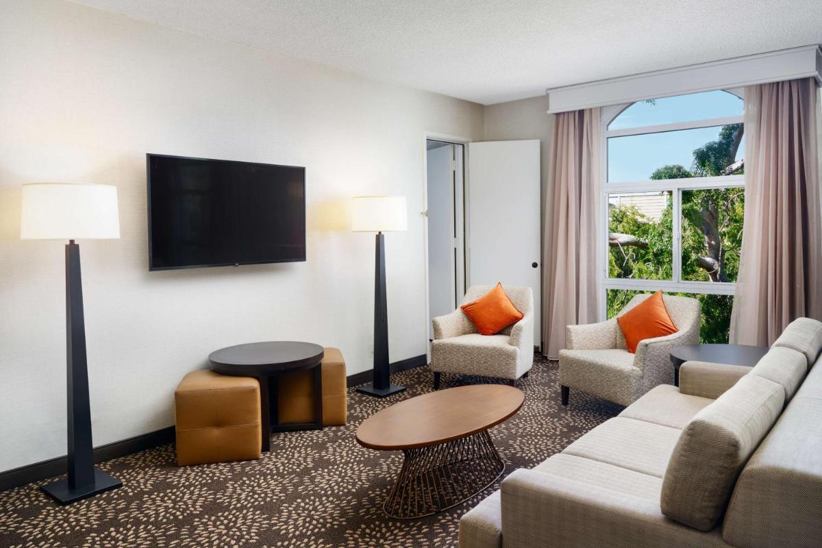 Hilton Oakland Airport - Housity