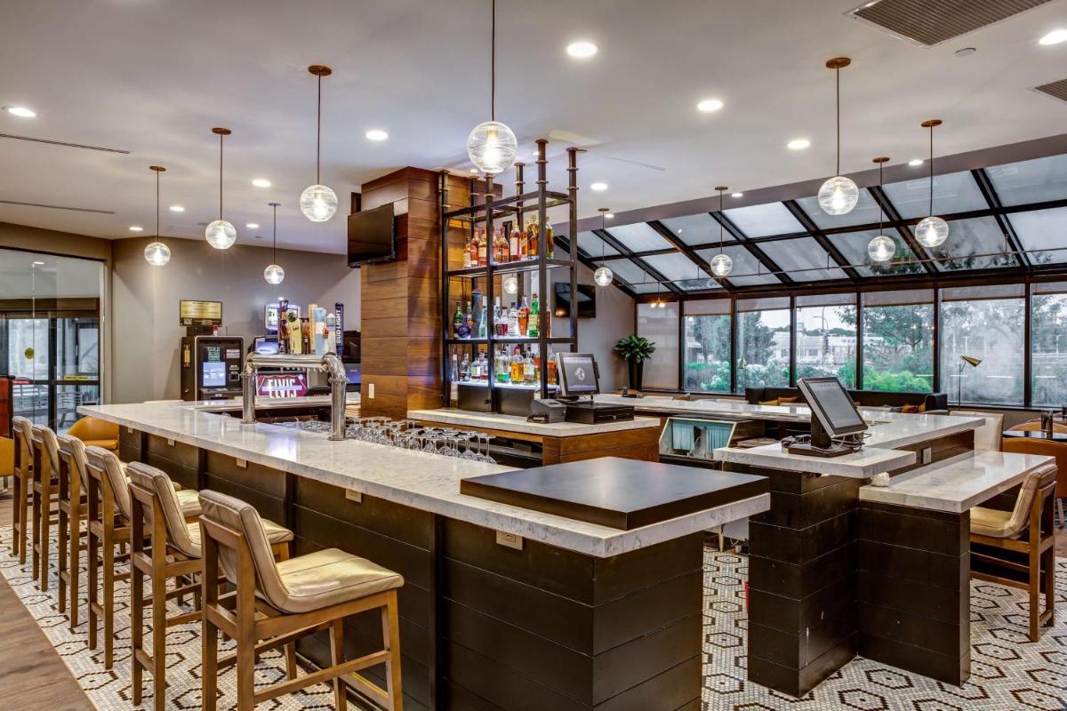 Hilton Chicago/Oak Lawn - Housity
