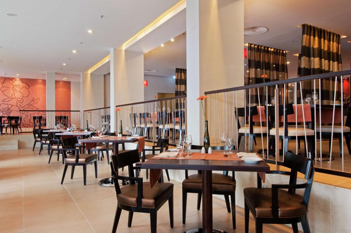 Ein Restaurant oder anderes Speiselokal in der Unterkunft Hilton Mainz Ein Restaurant oder anderes Speiselokal in der Unterkunft Hilton Mainz