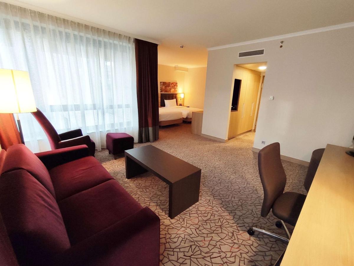 Ein Sitzbereich in der Unterkunft Hilton Mainz Ein Sitzbereich in der Unterkunft Hilton Mainz