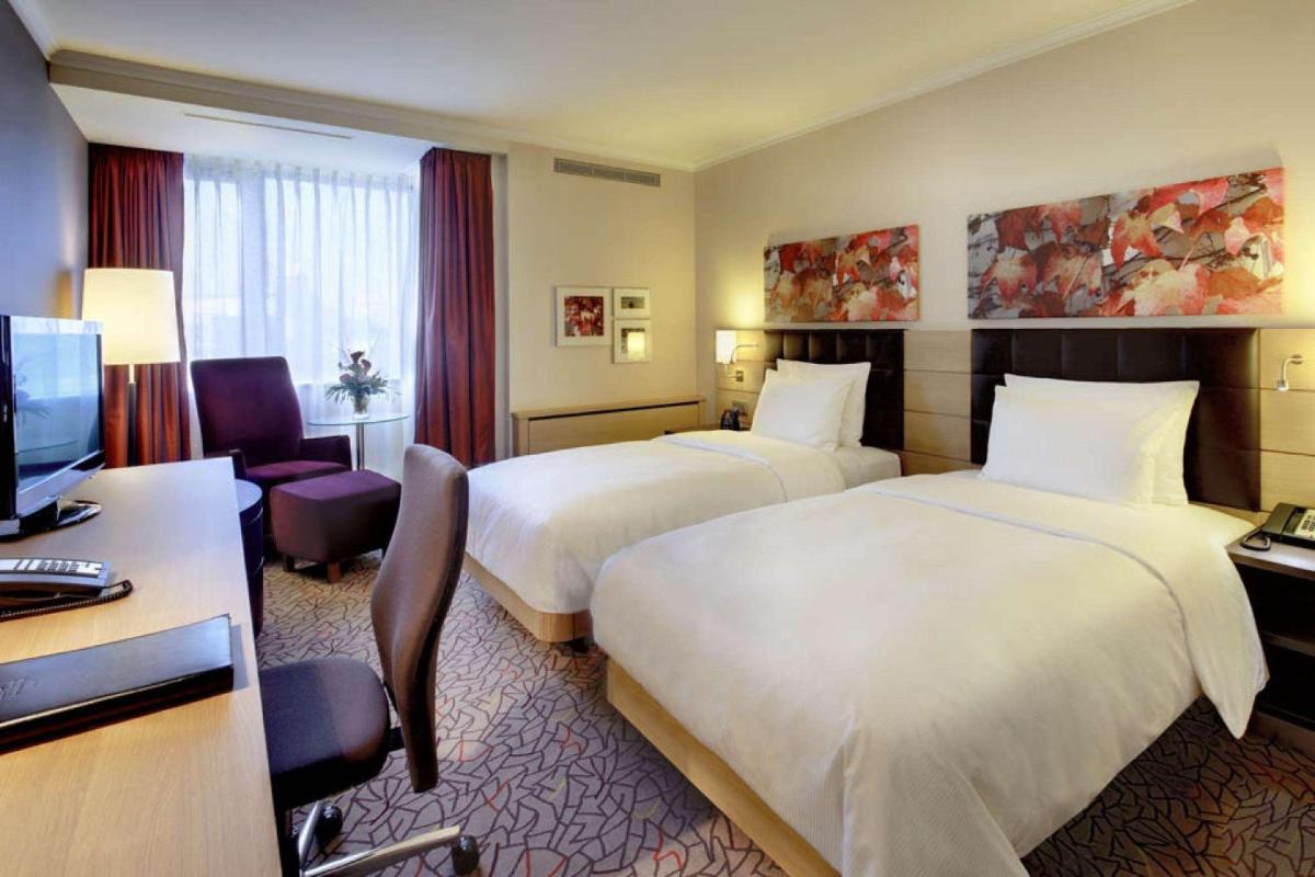 Ein Bett oder Betten in einem Zimmer der Unterkunft Hilton Mainz Ein Bett oder Betten in einem Zimmer der Unterkunft Hilton Mainz