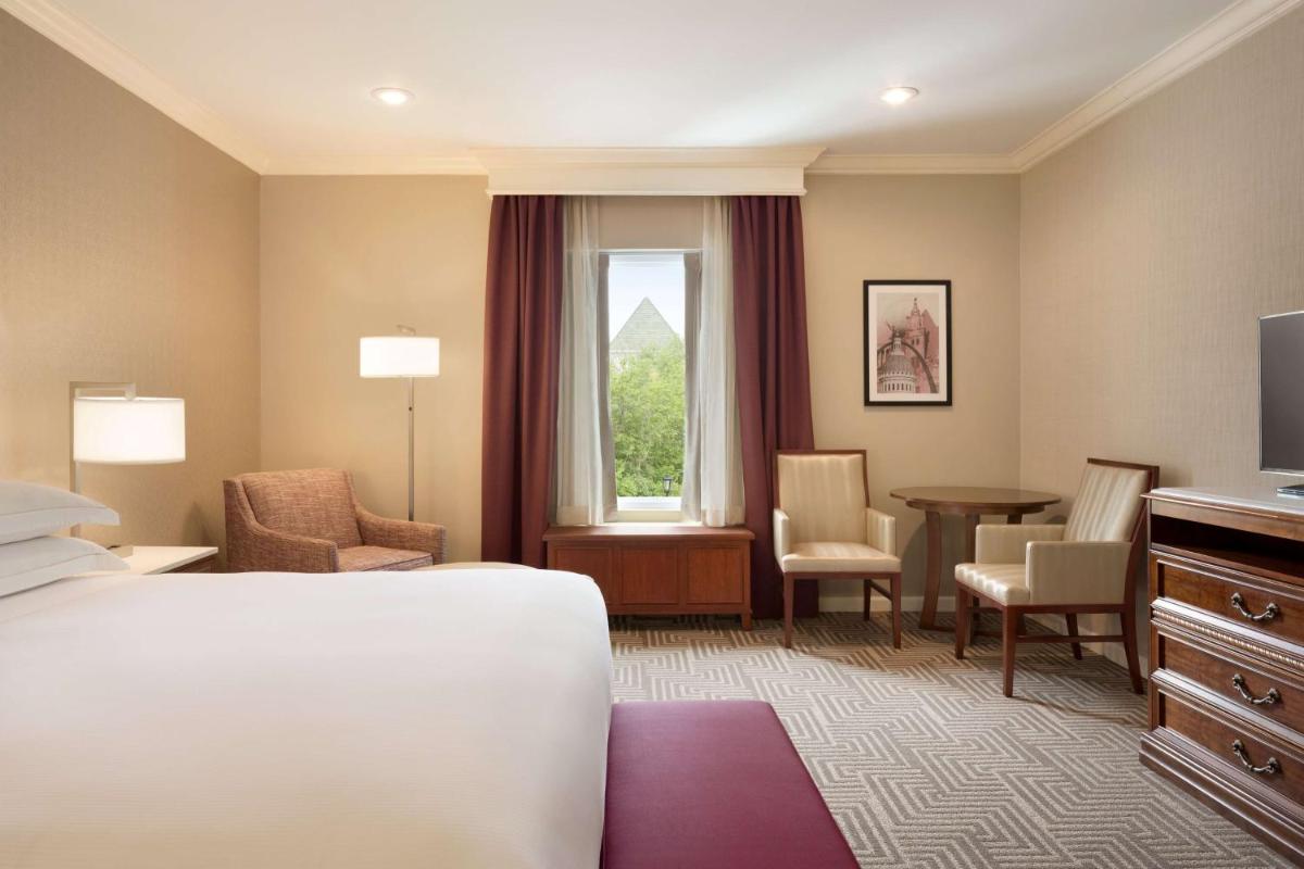 Hilton St. Louis Frontenac - Housity
