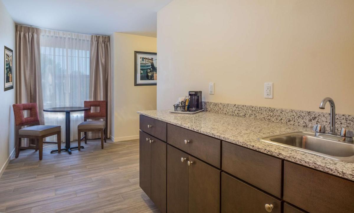 Hampton Inn Waterville - Housity