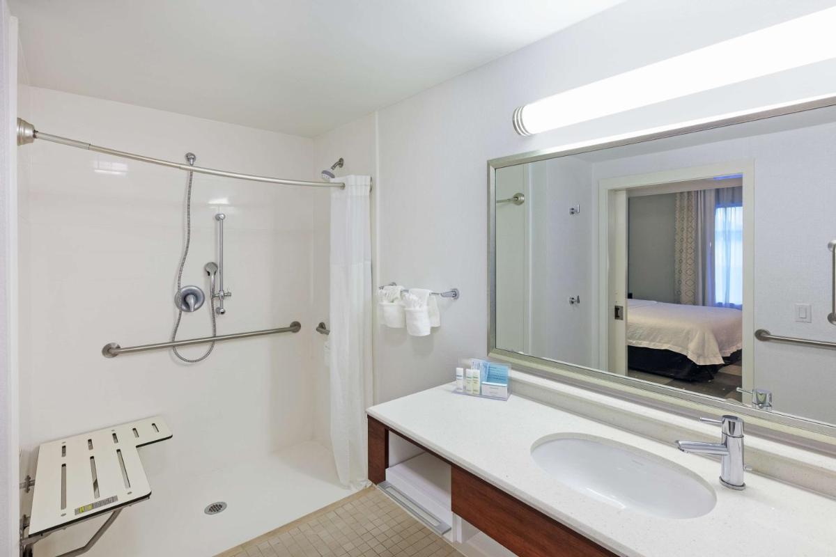 Hampton Inn & Suites Houston North IAH, TX - Housity