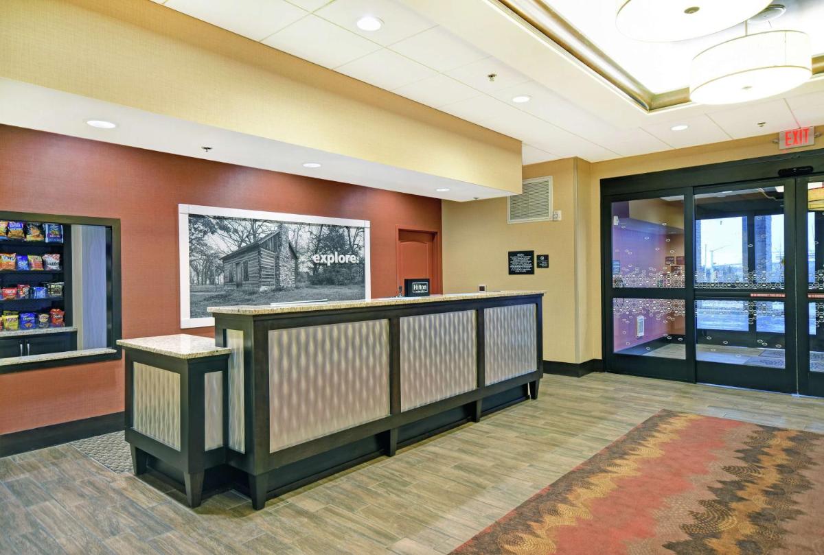 Hampton Inn & Suites Milwaukee/Franklin - Housity