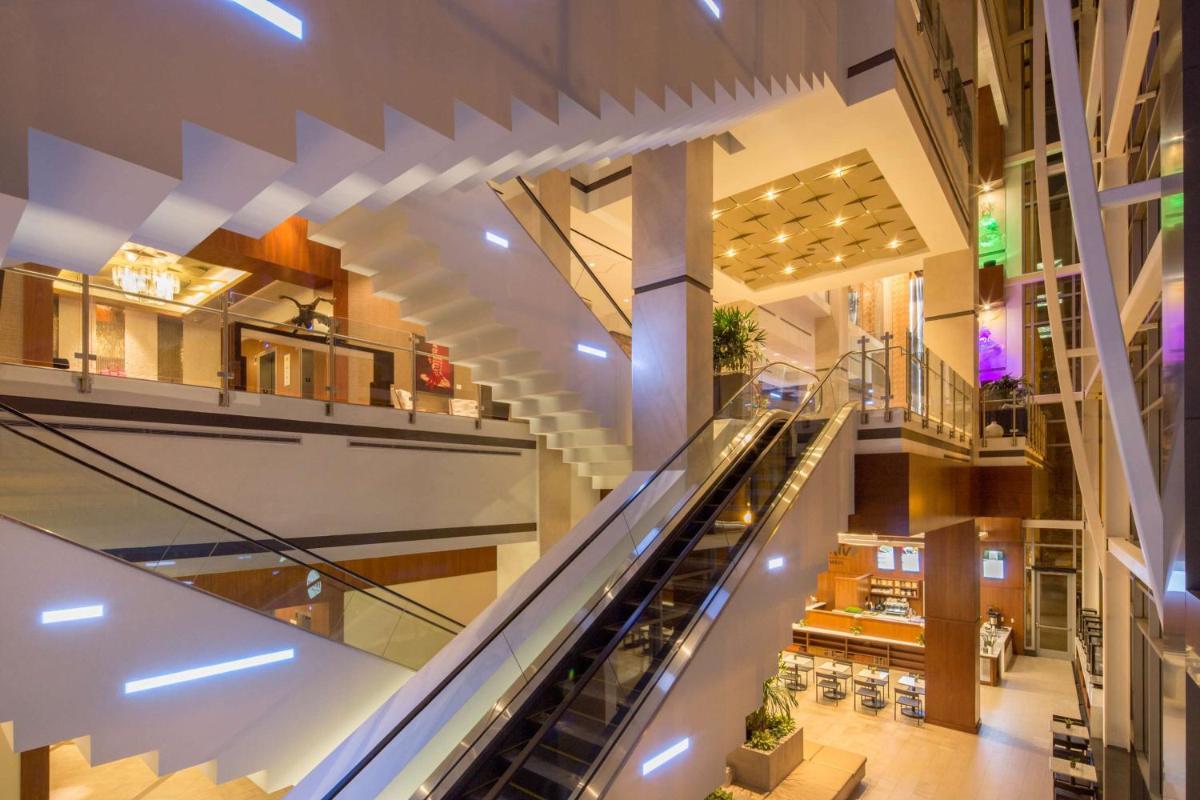 Hilton Norfolk The Main - Housity