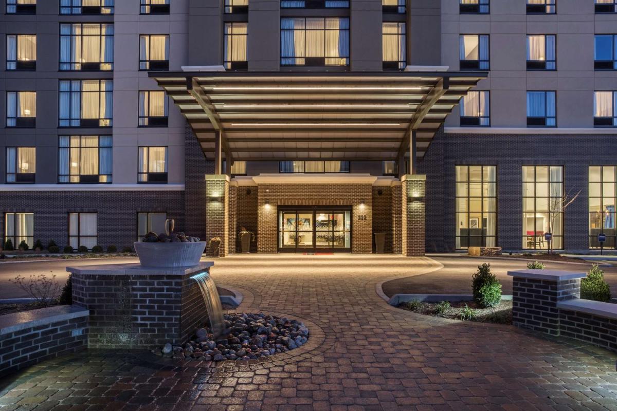 Hampton Inn & Suites Newport/Cincinnati, KY - Housity