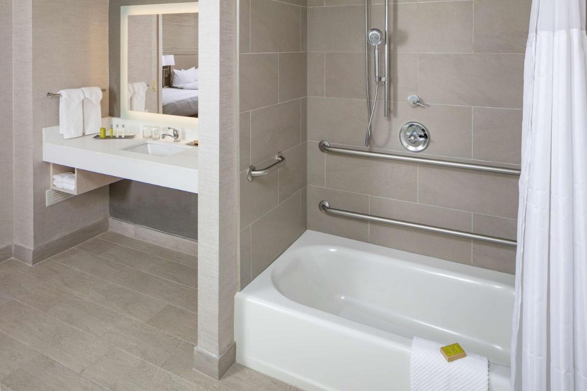 DoubleTree by Hilton Boston Logan Airport Chelsea - Housity