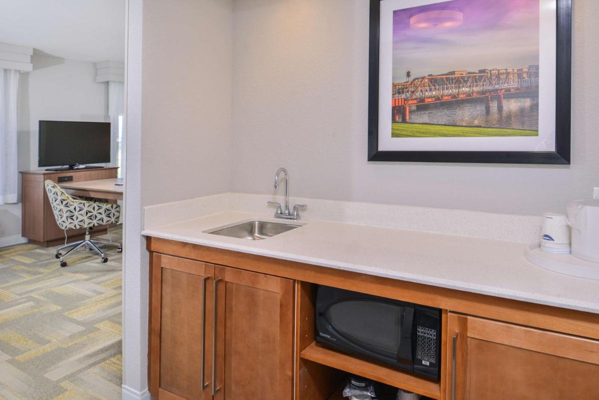 Hampton Inn and Suites Altoona-Des Moines by Hilton - Housity