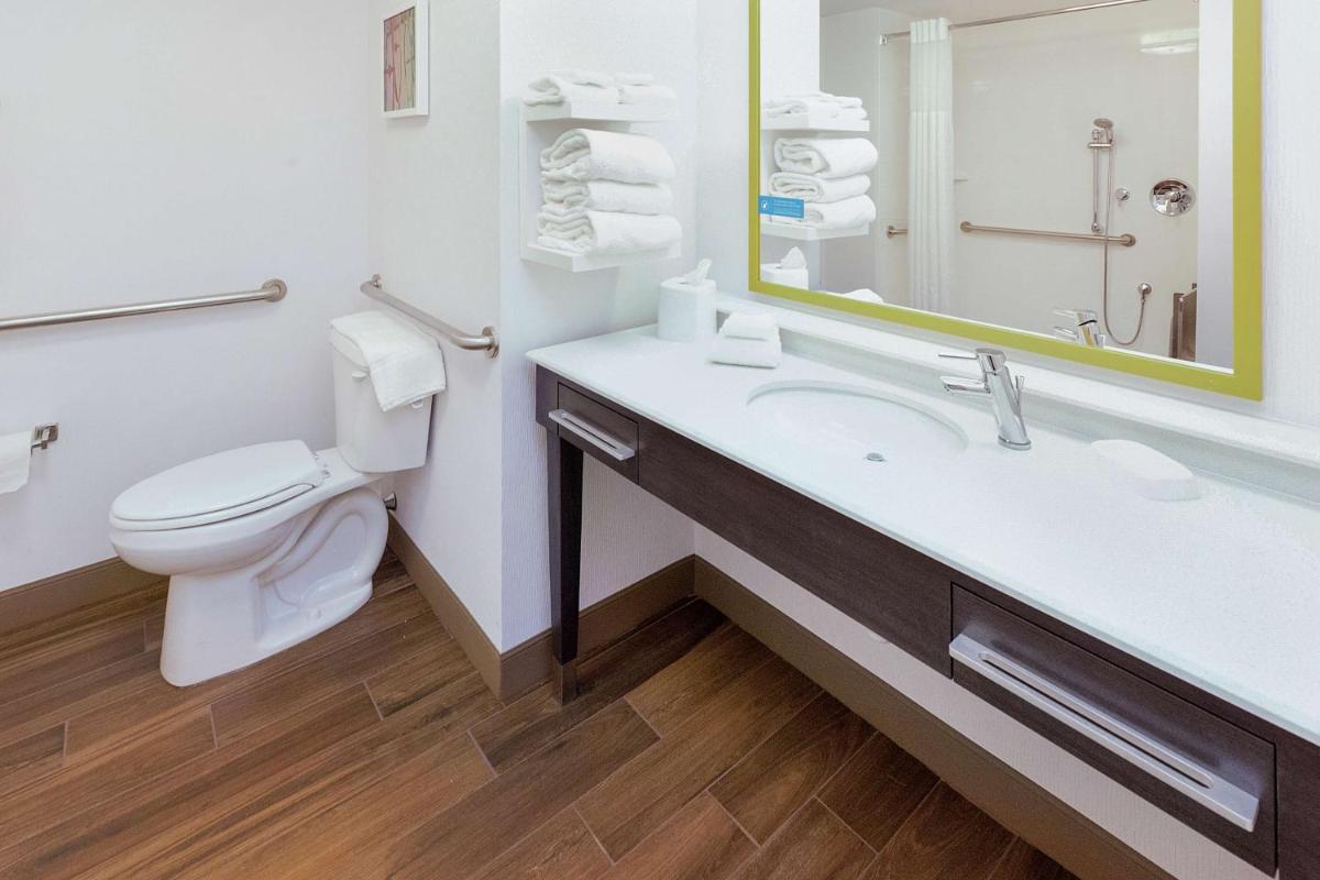 Hampton Inn & Suites Morgantown / University Town Centre - Housity