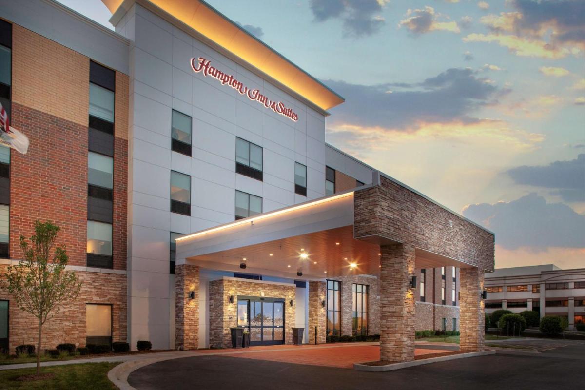 Hampton Inn & Suites Chicago-Burr Ridge - Housity