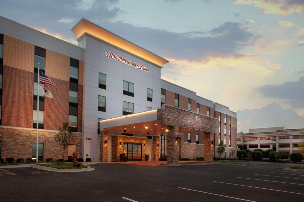 Hampton Inn & Suites Chicago-Burr Ridge - Housity