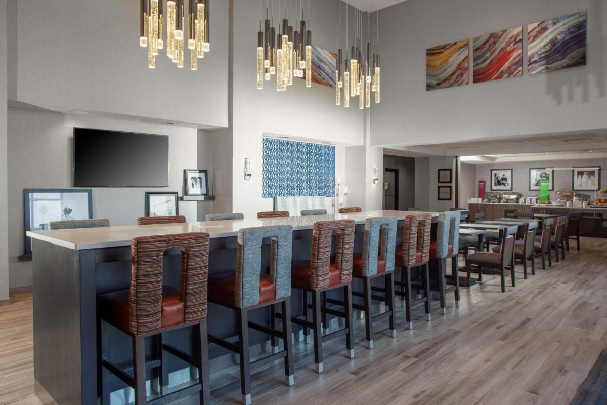 Hampton Inn & Suites Chicago-Burr Ridge - Housity