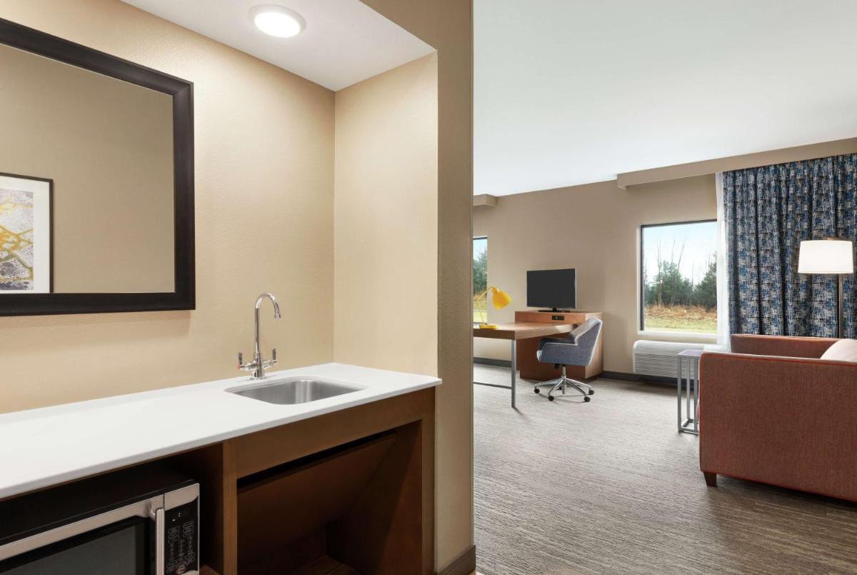 Hampton Inn & Suites Overland Park South - Housity