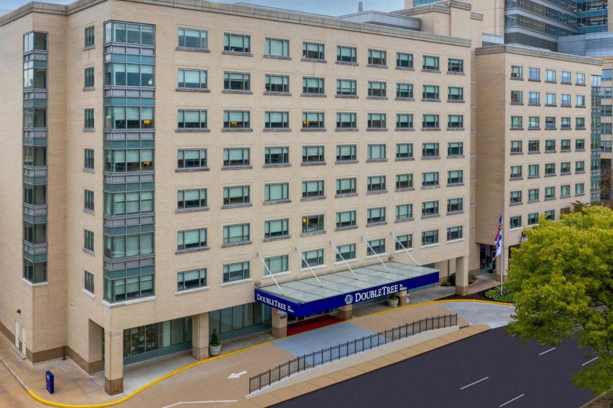 DoubleTree by Hilton St. Louis Forest Park - Housity