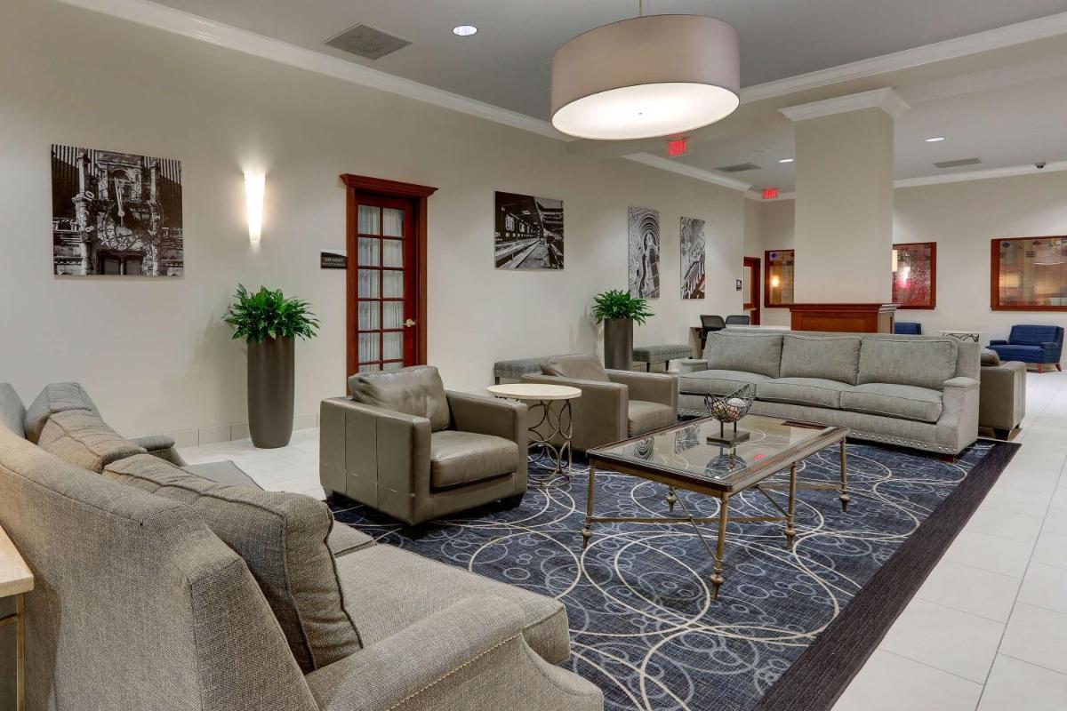 DoubleTree by Hilton St. Louis Forest Park - Housity