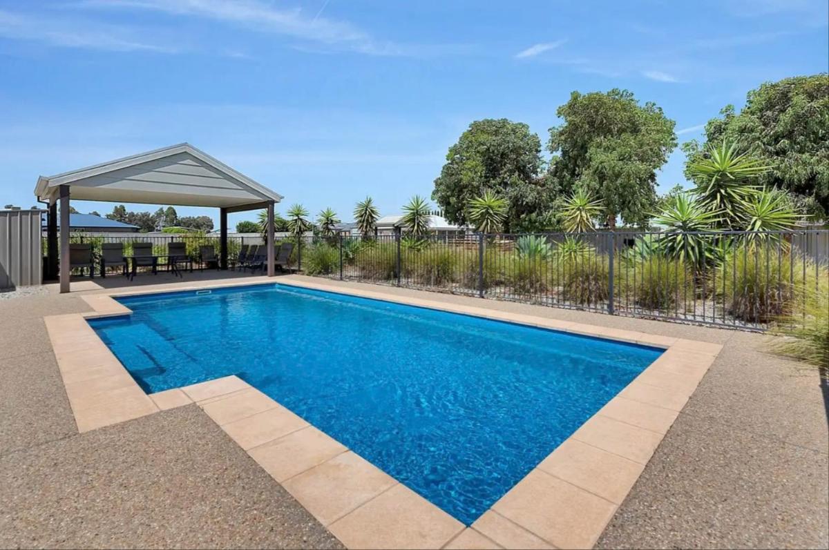 Caville Cove - Lake View Holiday House Yarrawonga - Housity