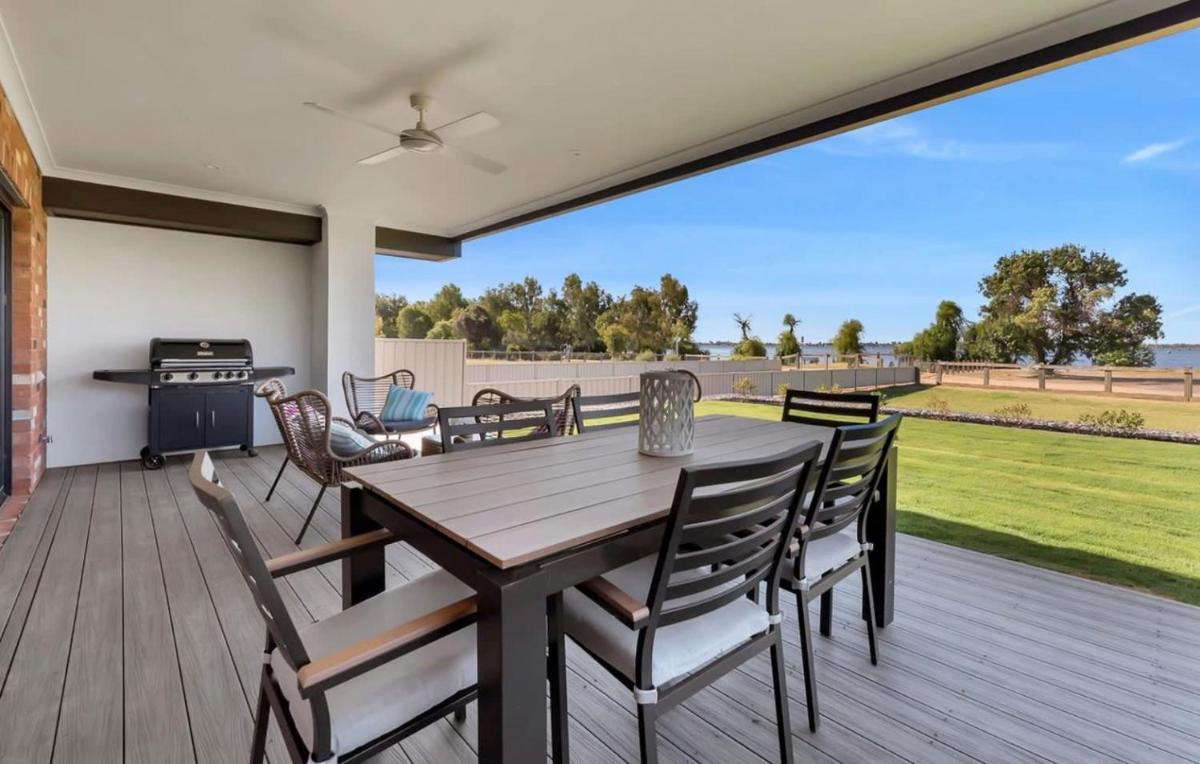 Caville Cove - Lake View Holiday House Yarrawonga - Housity
