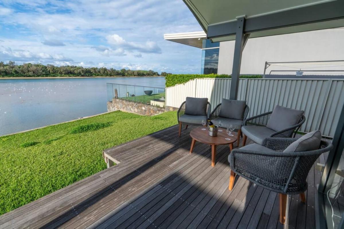 Absolute waterfront beach house - Housity
