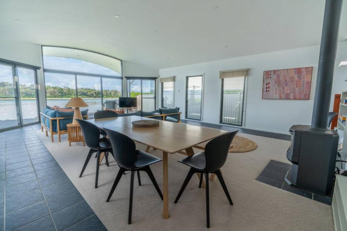 Absolute waterfront beach house - Housity