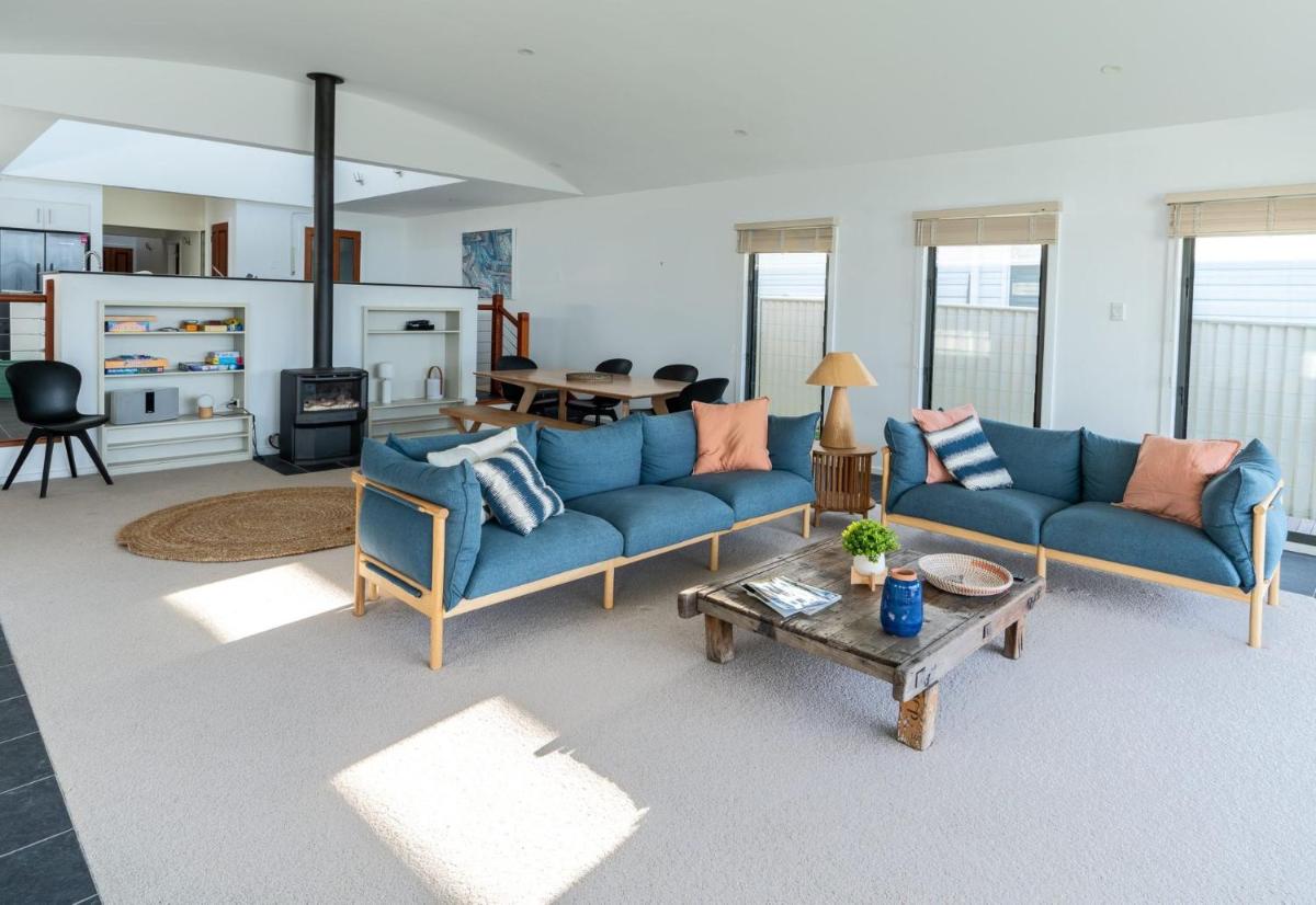 Absolute waterfront beach house - Housity