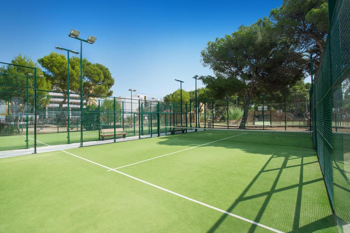 Instalaciones para jugar a tenis o squash en Iberostar Selection Albufera Playa All Inclusive o alrededores