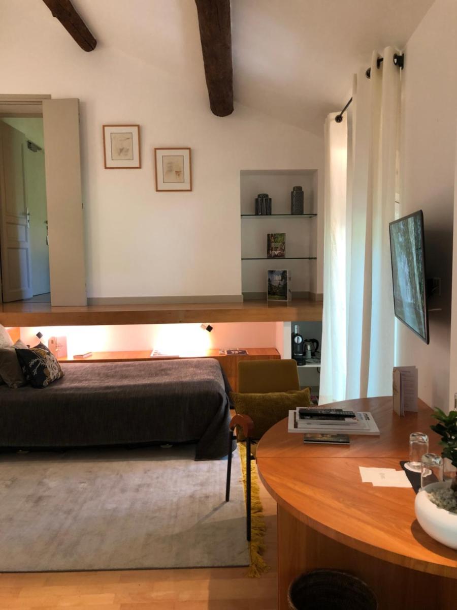 Télévision ou salle de divertissement dans l'établissement Hotel Château Des Alpilles