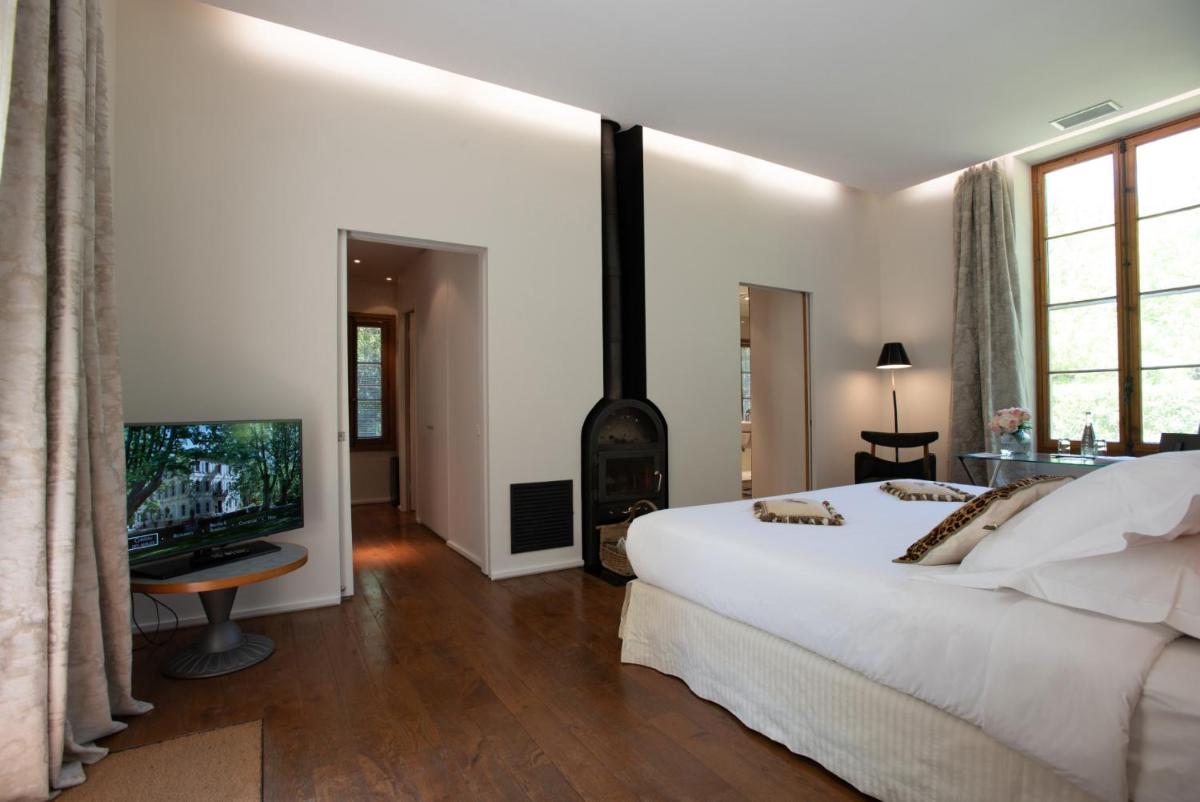 Télévision ou salle de divertissement dans l'établissement Hotel Château Des Alpilles
