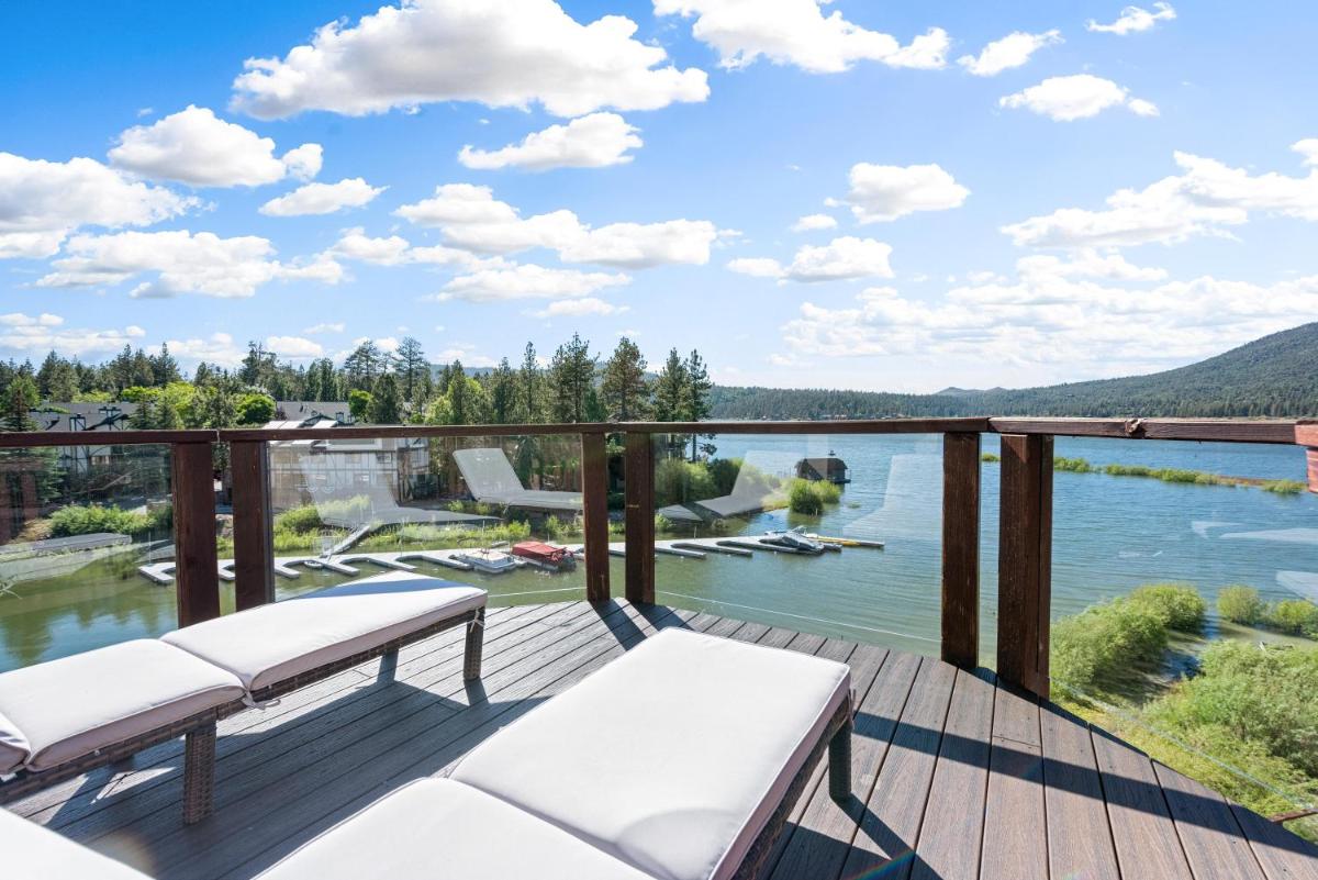 LAKEFRONT PARADISE - On the Lake - Housity