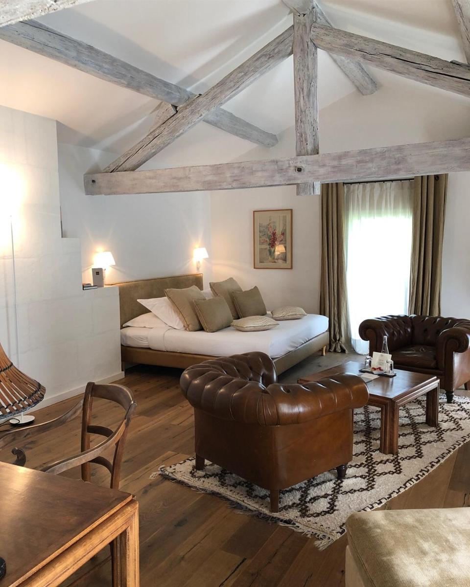 un salon avec un lit, un canapé et une table dans l'établissement Hotel Château Des Alpilles, à Saint-Rémy-de-Provence 37 autres photos