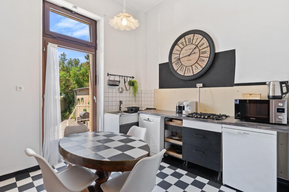 Baroque Style Townhome w Garden & Parking ID101 - Housity