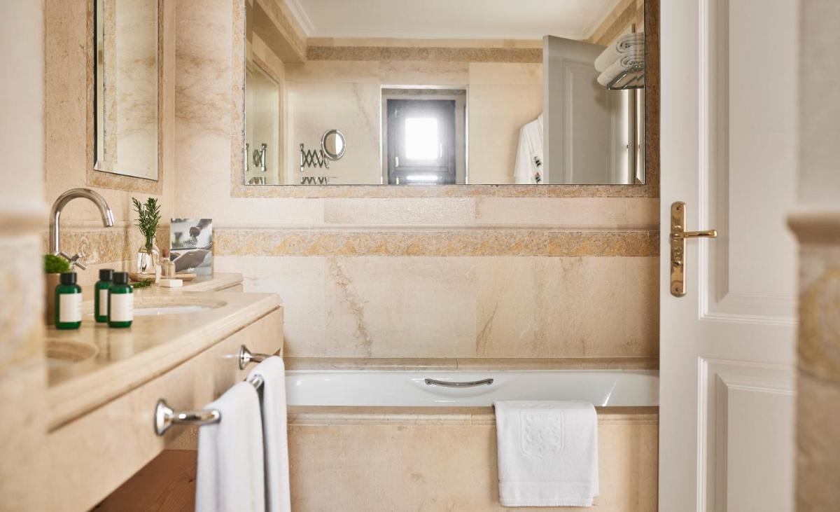 Un baño de Marbella Club Hotel · Golf Resort & Spa