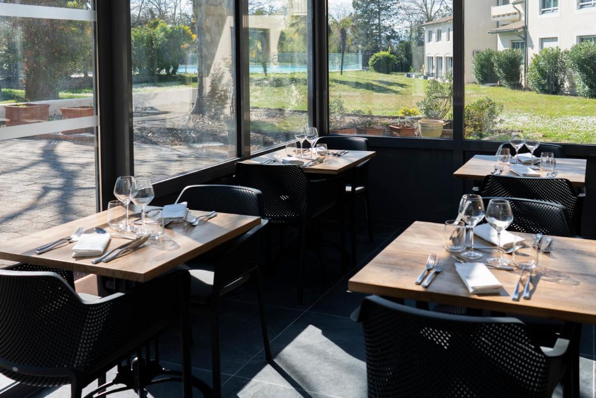 Restaurant ou autre lieu de restauration dans l'établissement Logis Hotel Restaurant SPA Les Oliviers