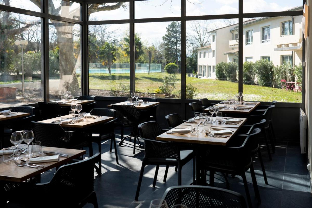 Restaurant ou autre lieu de restauration dans l'établissement Logis Hotel Restaurant SPA Les Oliviers