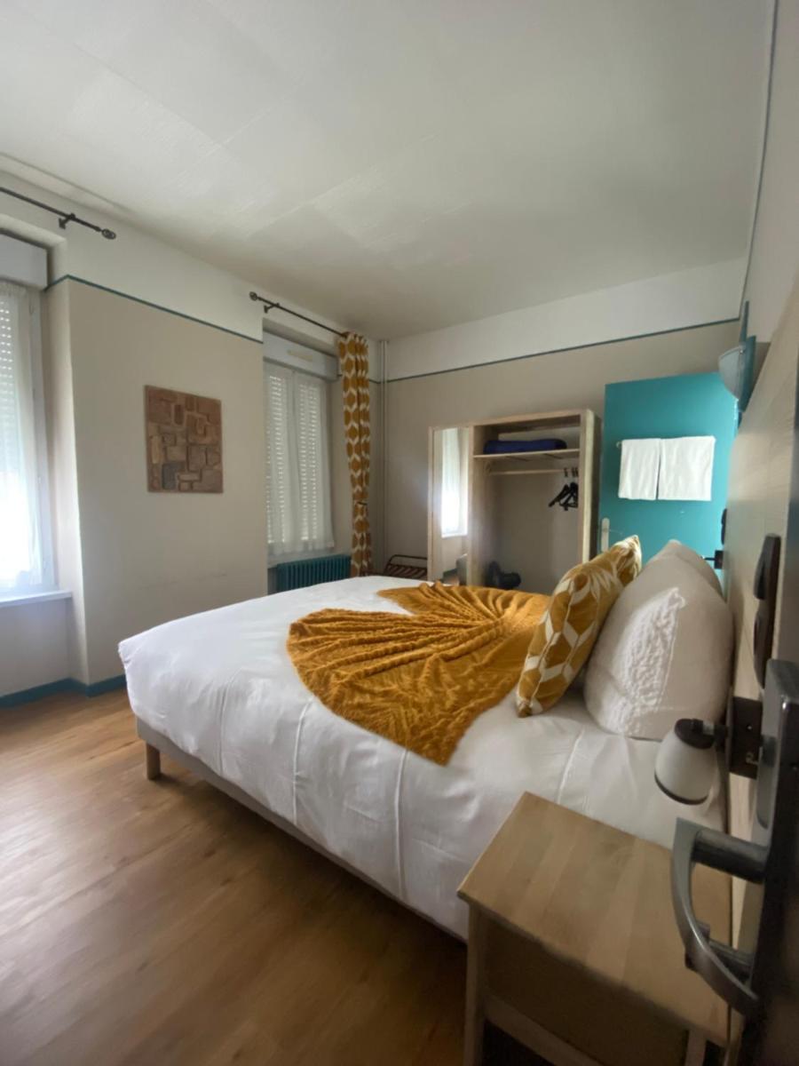 Un ou plusieurs lits dans un hébergement de l'établissement Logis Central Hôtel - Restaurant & Spa