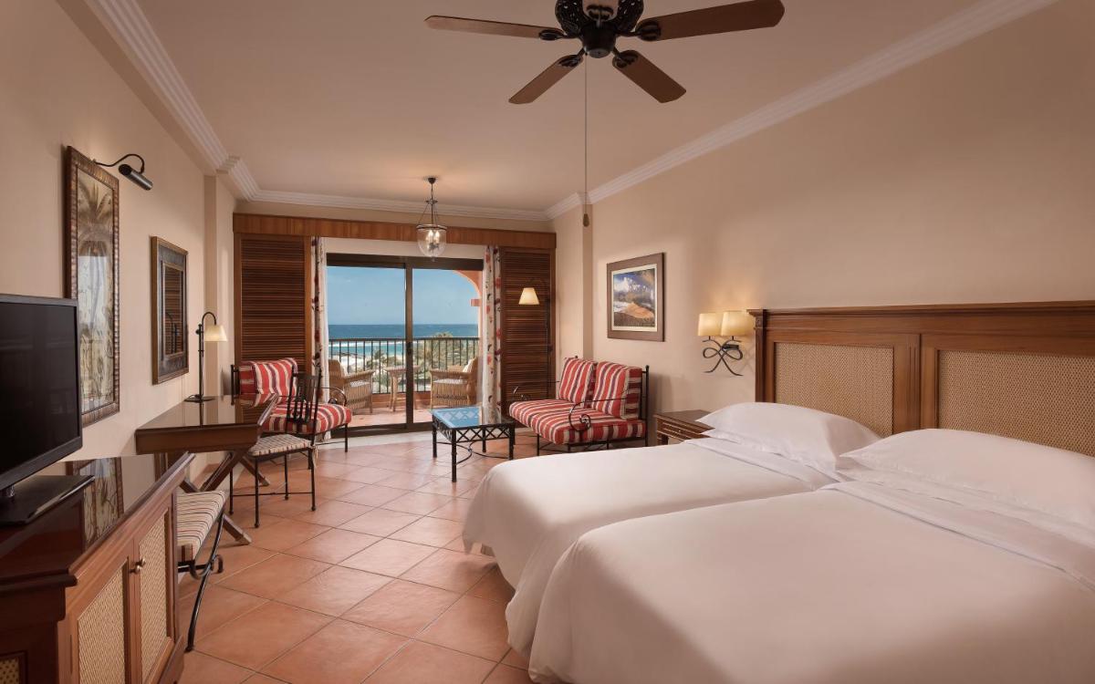 una habitación de hotel con una cama y un balcón en Sheraton Fuerteventura Golf & Spa Resort, en Caleta de Fuste