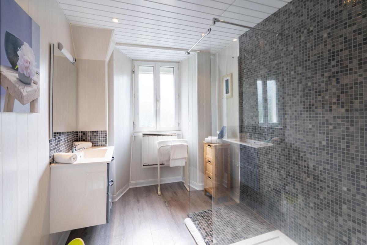 Salle de bains dans l'établissement Logis Central Hôtel - Restaurant & Spa