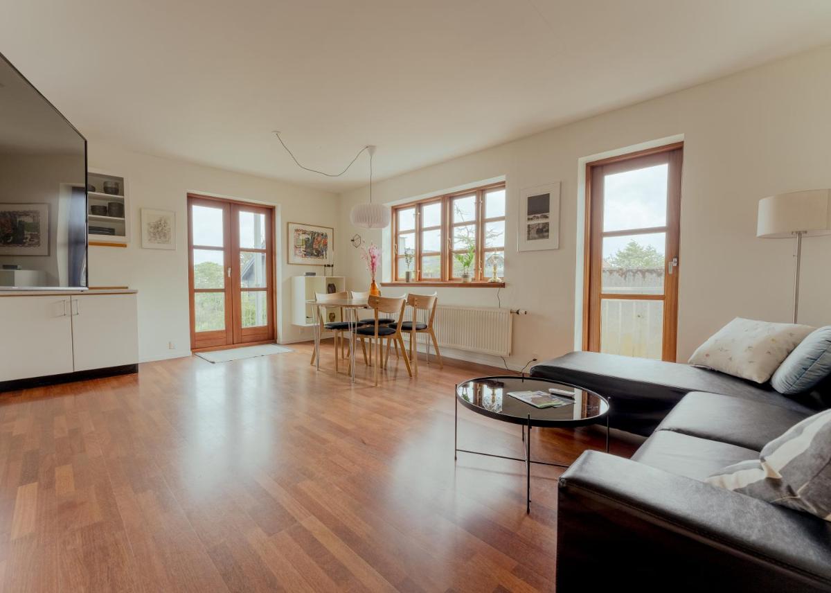 Marina view - 3 Bedroom Apartment - Central Tórshavn - Housity