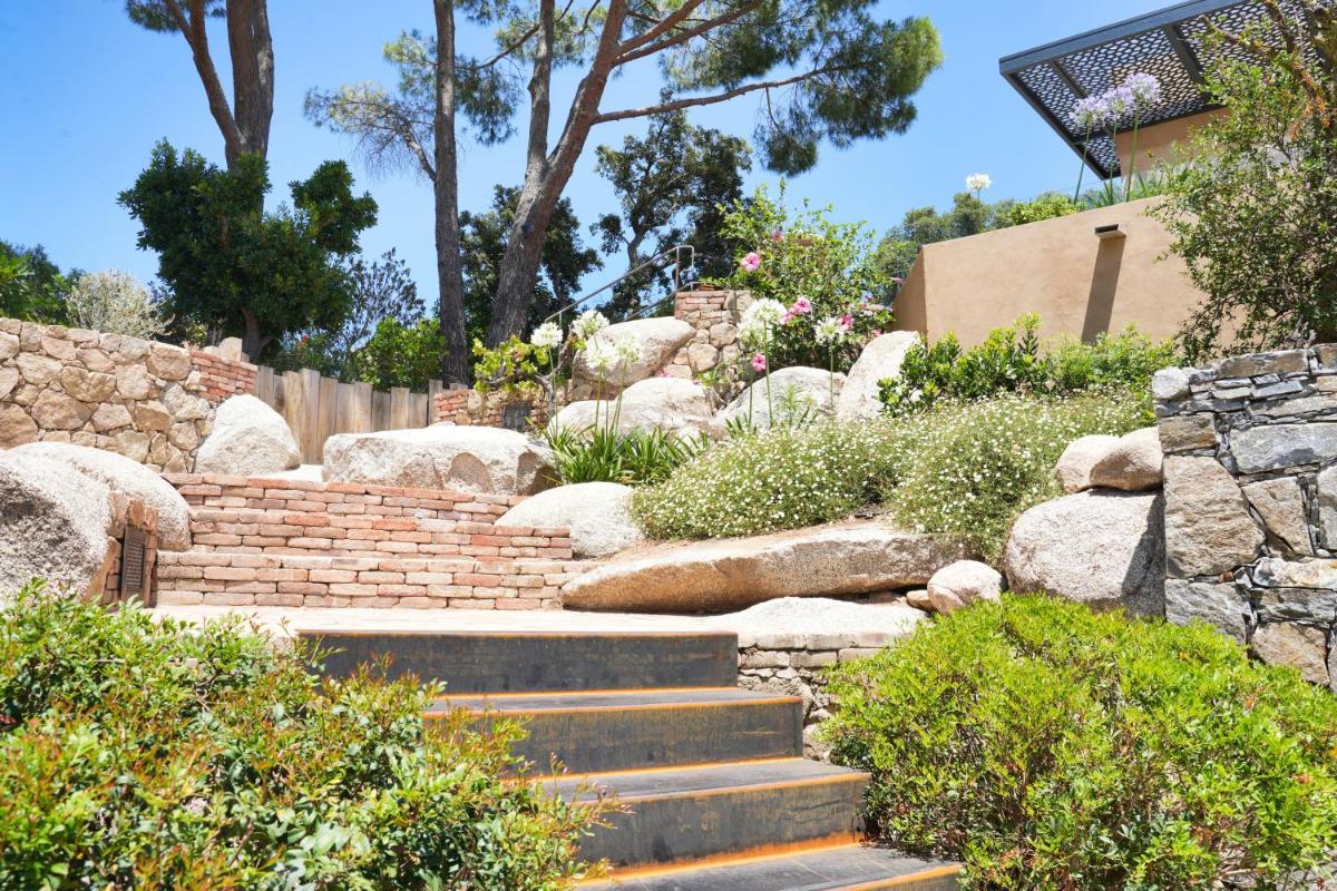 Jardin de l'établissement Les Regalia Hôtel & Spa