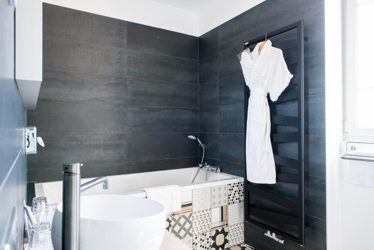 Salle de bains dans l'établissement Maison Doucet - Relais & Châteaux