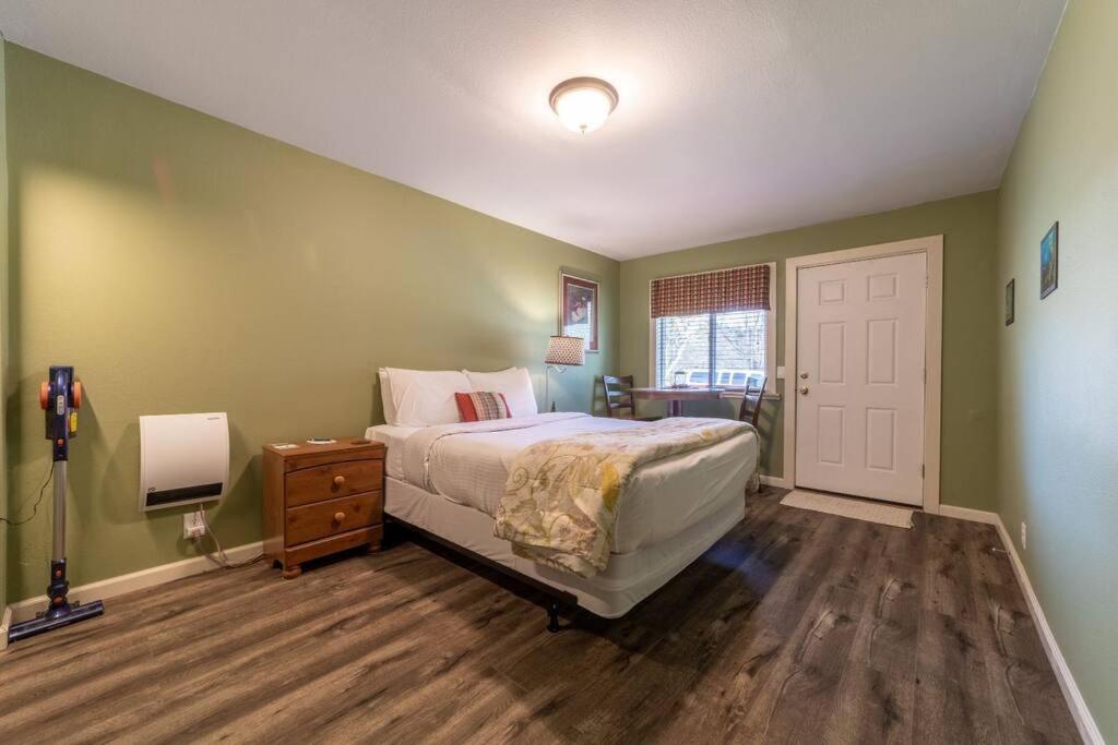 Elk Meadow Cabins 15B Lady Bird - Single Room - Housity