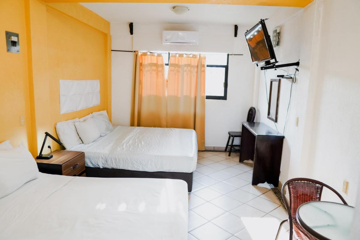 HOTEL ROBLE ZIHUATANEJO - Housity
