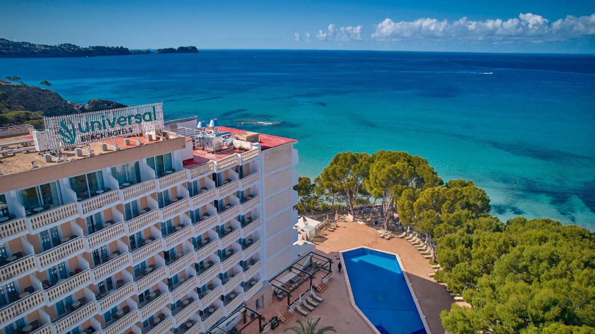 Una vista aérea de un hotel y el océano. en Universal Hotel Lido Park & Spa, en Paguera